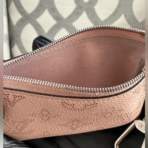 AUTHENTIC LV Key Pouch
PO.CLES MM MAHINA MAGNO
M69508 - Picture 9 of 10